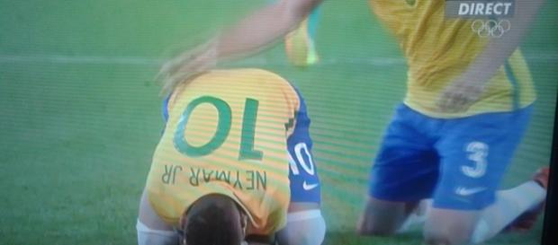 Un Neymar en larmes après son tir au but victorieux Un Neymar en larmes après son tir au but victorieux