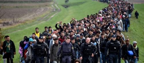 Refugiados atraversando la denominada "ruta Balcánica", hoy impracticable debido a los cierres fronterizos y el tratado de contención UE-Turquía.