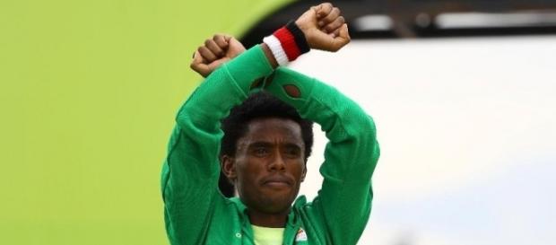 Atleta denunciou situação do seu país após a vitória (Foto: Lucy Nicholson/Reuters) Atleta denunciou situação do seu país após a vitória (Foto: Lucy Nicholson/Reuters)