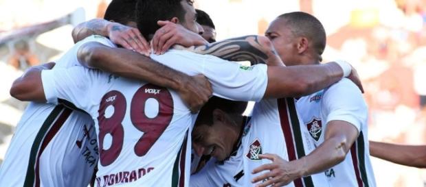 Henrique Dourado (camisa 89) recebe carinho de jogadores após marcar contra o Santa Cruz Henrique Dourado (camisa 89) recebe carinho de jogadores após marcar contra o Santa Cruz