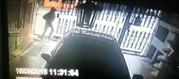 Momento em que o criminoso entra na garagem Momento em que o criminoso entra na garagem