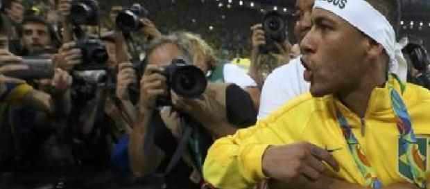Neymar perde a cabeça e discute com torcedor Neymar perde a cabeça e discute com torcedor