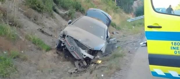 O carro de luxo ficou completamente destruído O carro de luxo ficou completamente destruído