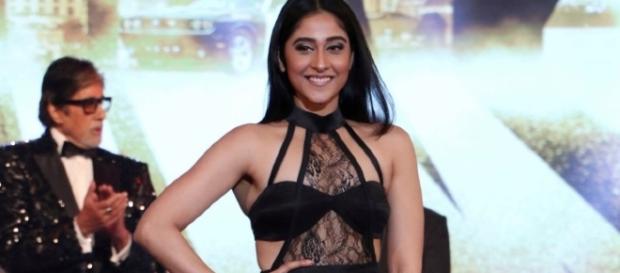 Regina Cassandra wardrobe malfunction during launch (Youtube screengrab) Regina Cassandra wardrobe malfunction during launch (Youtube screengrab)