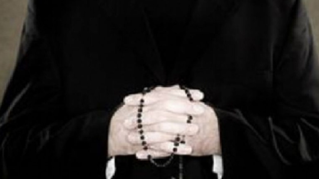 Scafati: donna sposata tradisce il marito con un prete