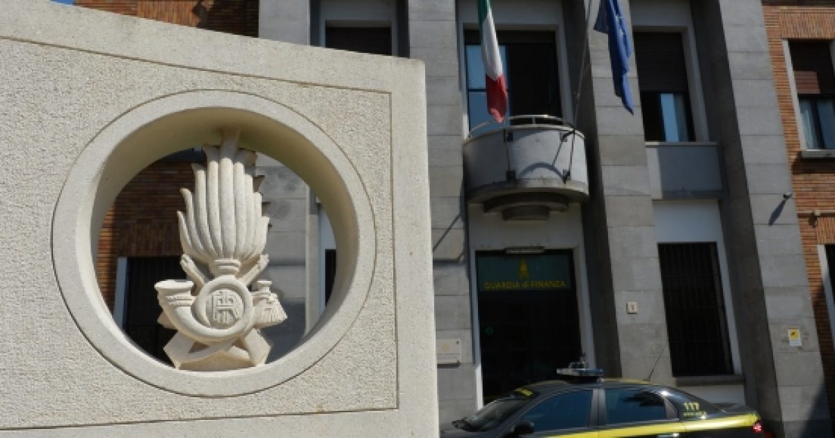 Traffico Internazionale Di Droga E Parti Di Aerei Militari: Arresti ...