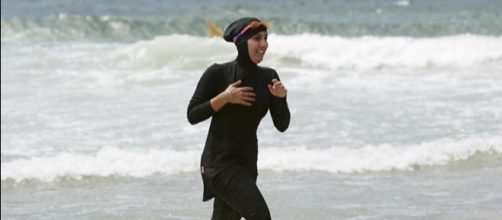 Cannes vieta il burkini in spiaggia: “E' una ostentazione dell ... - lastampa.it