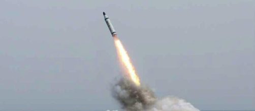 La Corea del Nord lancia un missile da un sottomarino che sorvola il mare del Giappone