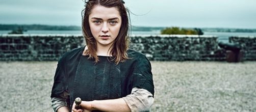 Maisie Williams esboça sua reação ao ler o roteiro da 7ª temporada