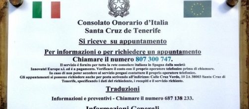 Un avviso del Consolato Onorario con l'indicazione di chiamare il numero a pagamento al centro delle polemiche.