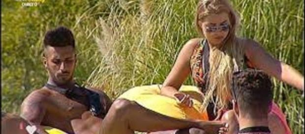 Os dois jovens dormiram nos braços um do outro Os dois jovens dormiram nos braços um do outro
