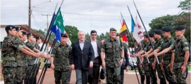 Presidente Michel Temer e membros das Forças Armadas (Foto: Reprodução) Presidente Michel Temer e membros das Forças Armadas (Foto: Reprodução)