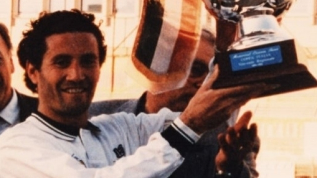 Davide La Paglia, capitano della NIssa 1994-95, alza il trofeo regionale di Coppa Italia