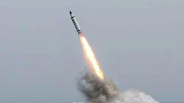 La Corea del Nord lancia un missile da un sottomarino che sorvola il mare del Giappone