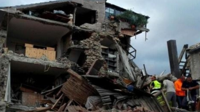 Un lieto fine nel dramma, due fratellini estratti vivi dalle macerie