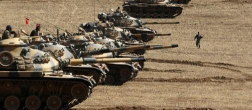 I carri armati turchi hanno passato il confine con la Siria ed attaccato le postazioni dell'Isis
