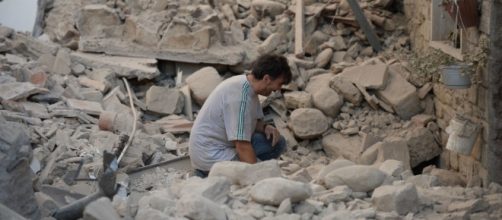 Il governo vara la prima mossa per aiutare la popolazione colpita dal terremoto.