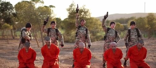 ISIS Video mostra 5 bambini che uccidono 5 prigionieri