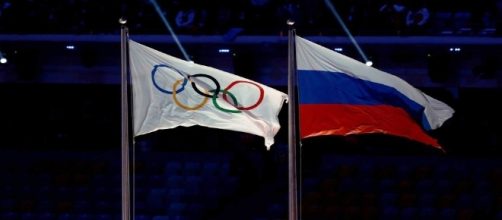 La bandiera della Russia accanto a quella delle Olimpiadi