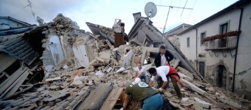 Un'immagine dei soccorritori intervenuti sui luoghi del terremoto