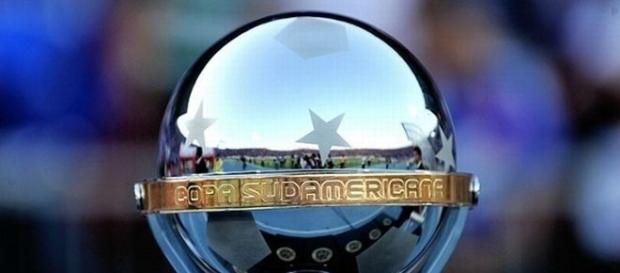 A Copa Sul-Americana tem a participação de times de vários países do continente. A Copa Sul-Americana tem a participação de times de vários países do continente.