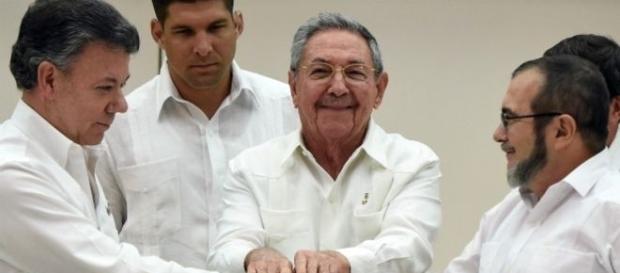 El apretón de manos que simboliza el acuerdo entre el Gobierno de Colombia y las FARC El apretón de manos que simboliza el acuerdo entre el Gobierno de Colombia y las FARC