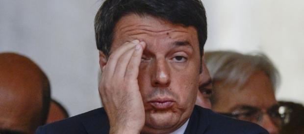 Renzi prende a pedate un pesce e cade Renzi prende a pedate un pesce e cade