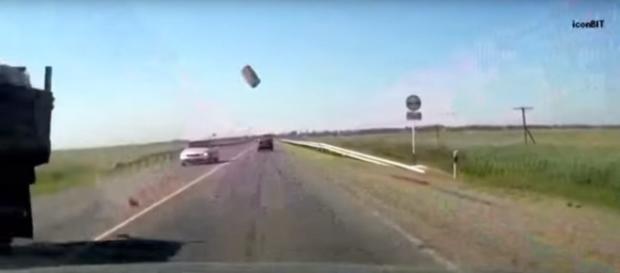 Terrorífico momento en que un ladrillo 'fantasma' rompe el ... - scoopnest.com Terrorífico momento en que un ladrillo 'fantasma' rompe el ... - scoopnest.com