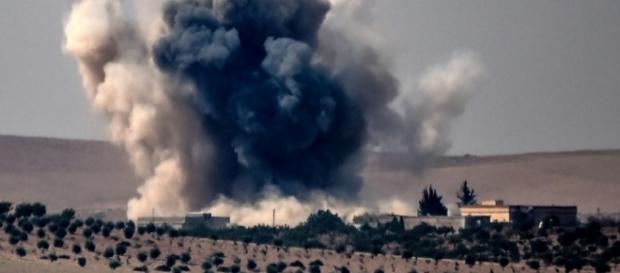 Turcia a atacat cu avioane și tancuri teritoriul Siriei pentru a elibera orașul Jarabulus de sub dominația ISIS (Foto AFP - Bulent Kilic) Turcia a atacat cu avioane și tancuri teritoriul Siriei pentru a elibera orașul Jarabulus de sub dominația ISIS (Foto AFP - Bulent Kilic)