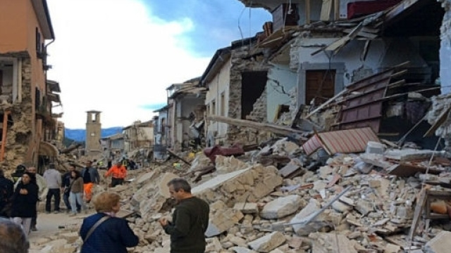 Amatrice in ginocchio: piange le vittime