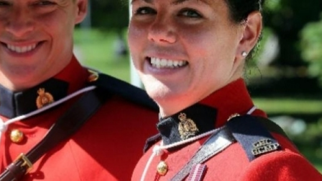 Il Canada "apre" all'hijab per le Giubbe rosse.