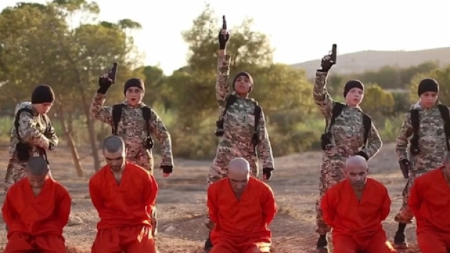 ISIS Video mostra 5 bambini che uccidono 5 prigionieri