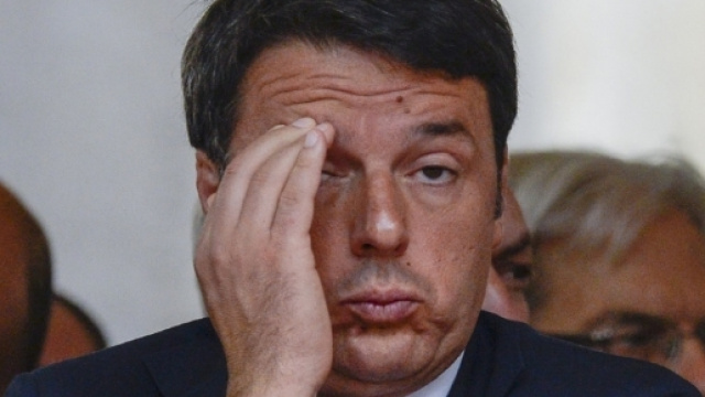 Renzi prende a pedate un pesce e cade