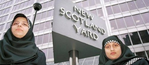 Agenti di polizia con hijab integrato alla divisa