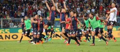 Esultanza dei 'grifoni' sotto la Nord durante Genoa-Cagliari