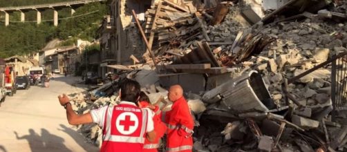 Terremoto, si scava a Pescara del Tronto: due bambine sotto le macerie - anconatoday.it