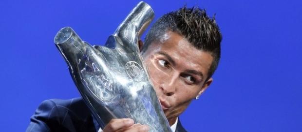 Cristiano Ronaldo, recibe su trofeo y lo besa. Cristiano Ronaldo, recibe su trofeo y lo besa.