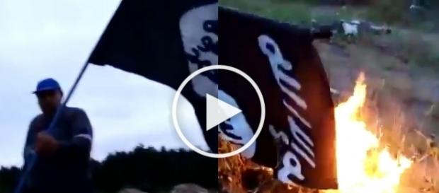 Krzysztof Kononowicz pali flagę ISIS. Krzysztof Kononowicz pali flagę ISIS.