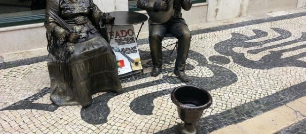 Le Fado, cette lancinante litanie qui vous tombe sur le moral comme un poids mort. Le Fado, cette lancinante litanie qui vous tombe sur le moral comme un poids mort.