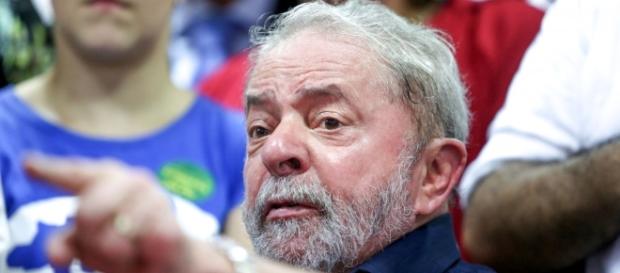 Lula faz duras críticas e defende Dilma em encontro Lula faz duras críticas e defende Dilma em encontro