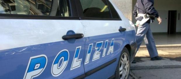 Macchina della Polizia. Foto www.unita.tv Sito indicato: http://www.google.com/advanced_image_search Macchina della Polizia. Foto www.unita.tv Sito indicato: http://www.google.com/advanced_image_search