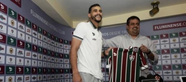 Com vínculo de quatro anos, Henrique Dourado quer títulos pelo Fluminense (Foto: Arquivo) Com vínculo de quatro anos, Henrique Dourado quer títulos pelo Fluminense (Foto: Arquivo)
