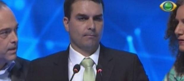 Flávio Bolsonaro passa mal ao vivo Flávio Bolsonaro passa mal ao vivo