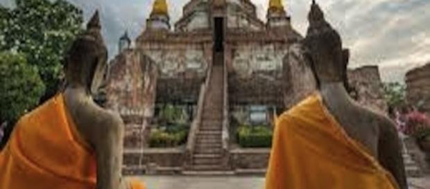 Monjes meditan frente al templo Monjes meditan frente al templo