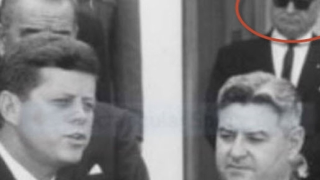 In alto a destra il misterioso uomo non identificato