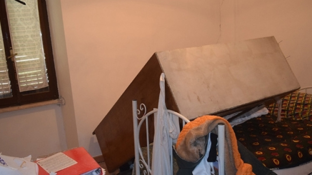 La camera della religiosa del monastero delle benedettine di Norcia a soqquadro per le scosse