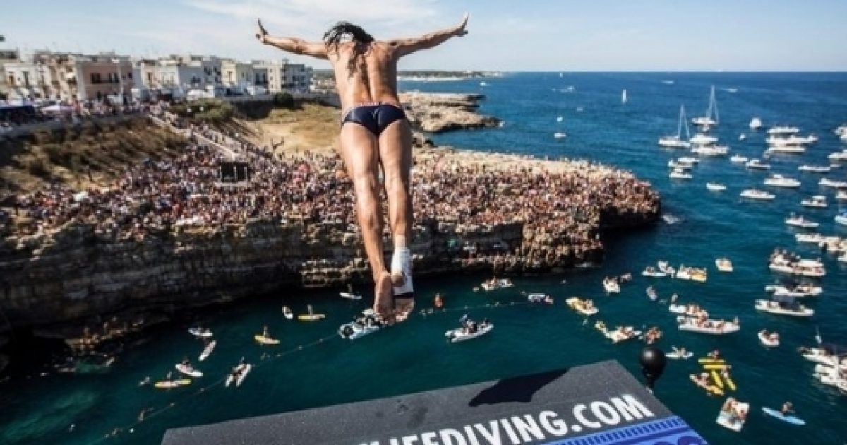Polignano a Mare, tuffi da capogiro al Red Bull Cliff Diving 2016