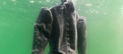 Vestito nero immerso nel Mar Morto