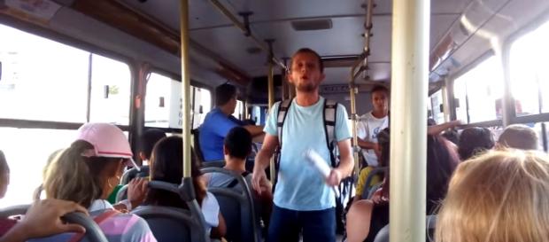 Estudante dando aulas de História no ônibus Estudante dando aulas de História no ônibus