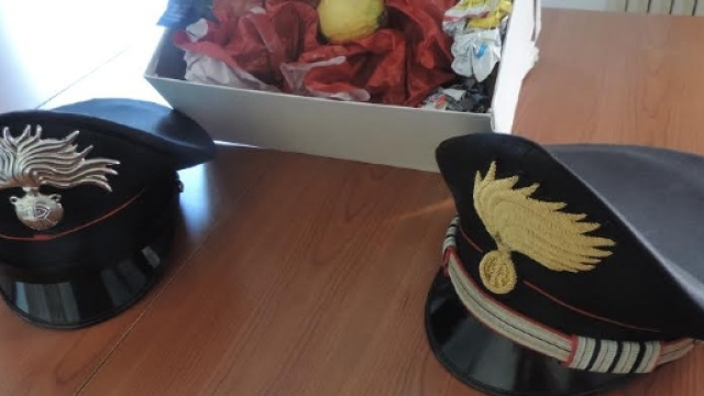 Il pacco conteneva un limone e tanta carta.